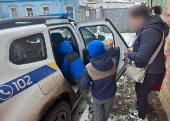 Поліцейський офіцер громади евакуював родину з дітьми  з прикордоння | Суми та область