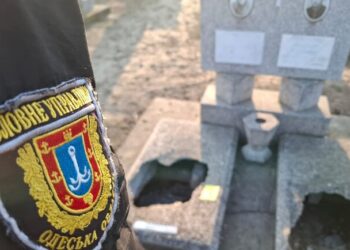 Прыгал по надгробию и сорвал флагшток: жителя Одесской области будут судить за надругательство над могилами