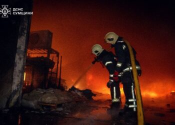Рятувальники показали, як гасили пожежу після нічного прильоту в Сумах | Суми та область