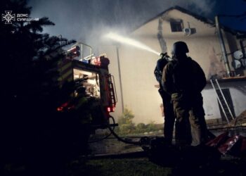 Рятувальники показали, як вночі ліквідовували масштабну пожежу в Охтирському районі | Суми та область