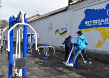 У центральному парку Конотопа відкрили новий спортивний майданчик | Суми та область