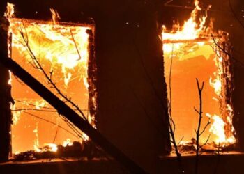 В Одессе горело заброшенное здание: на месте пожара обнаружили тело человека