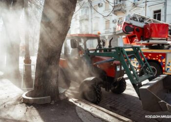 Фото з аварійно-відновлювальних робіт у Сумах на місці ракетного удару | Суми та область