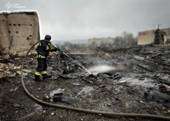 Рятувальники показали кадри ліквідації пожежі у будинку культури після удару по Краснопіллю | Суми та область