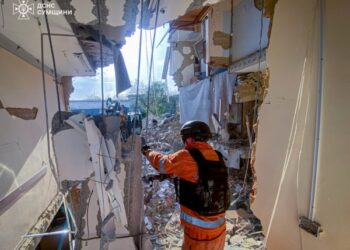 Рятувальники весь день працювали на місці ворожого авіаудару в Краснопільській громаді | Суми та область