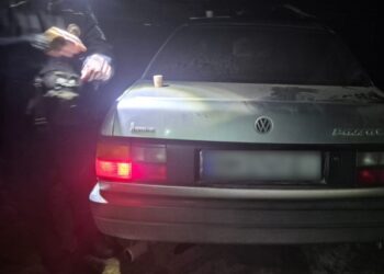 У Глухові юнак викрав автівку і врізався на ній у паркан, а потім у сарай | Суми та область