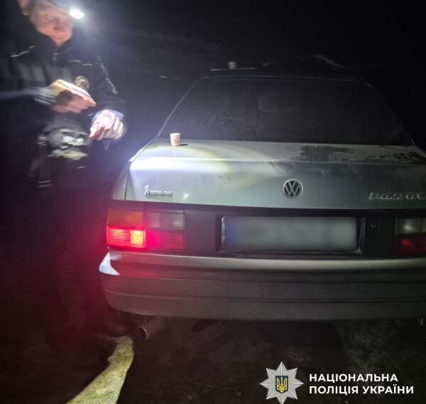 У Глухові юнак викрав автівку і врізався на ній у паркан, а потім у сарай | Суми та область