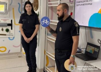 У Миколаєві ювенальні поліцейські та рятувальники навчали гімназистів у мобільному класі » Миколаївський Оглядач