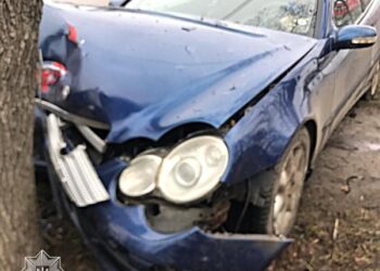 У Сумах Mercedes-Benz врізався в дерево: водій втік | Суми та область