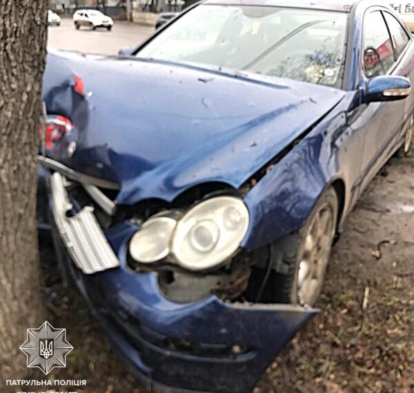 У Сумах Mercedes-Benz врізався в дерево: водій втік | Суми та область