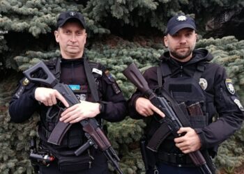 У Сумах патрульні допомогли жінці, якій стало зле за кермом | Суми та область