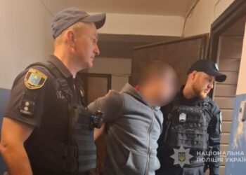 У Сумах поліцейські затримали злодія, який вчинив розбійний напад на жінку | Суми та область