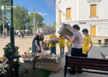 У Сумах прибрали іграшки та малюнки біля місця трагічого ракетного удару | Суми та область