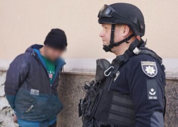 Відправили під варту чоловіка, який вкрав телефон у постраждалого від ракетного удару в Сумах | Суми та область