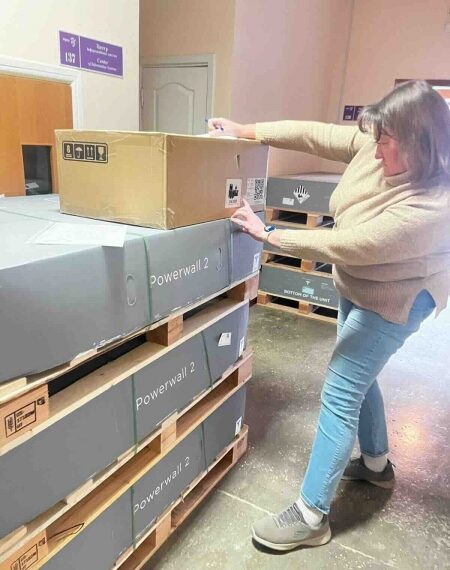 Чотири потужні повербанки Tesla — медичним і освітнім закладам Сумщини: підтримка від Фонду Євгена Пивоварова | Суми та область