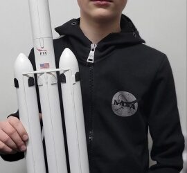 Юний технік із Шостки зробив модель-копію ракети “Falcon Heavy” | Суми та область