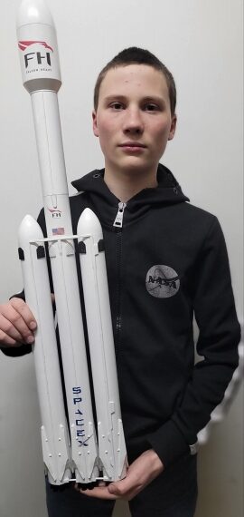 Юний технік із Шостки зробив модель-копію ракети “Falcon Heavy” | Суми та область