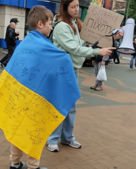 Сім’я полеглого оборонця з Глухова долучилась до всеукраїнської акції «Їхні кроки лунатимуть вічно» | Суми та область