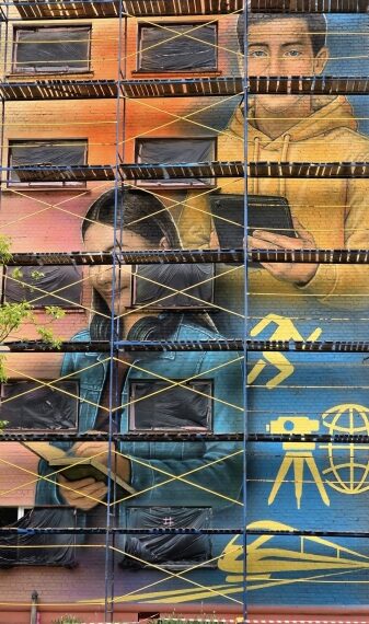 У Конотопі до 135-річчя коледжу малюють новий мурал | Суми та область