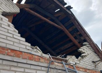 У поліції показали понівечені обстрілами житлов будинки | Суми та область