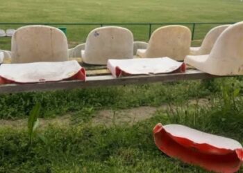 У Ромнах вандали вже вдруге пошкодили сидіння на стадіоні | Суми та область