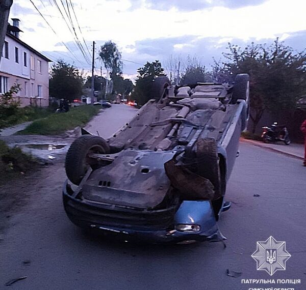 У Сумах автівка врізалася в електроопору і перекинулася: постраждали водійка і двоє дітей | Суми та область