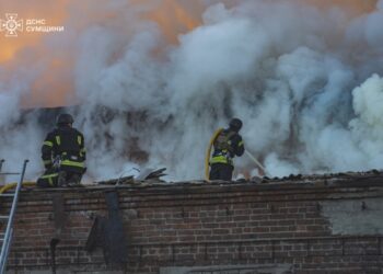 У Сумах рятувальники ліквідували масштабну пожежу, спричинену ворожою атакою | Суми та область