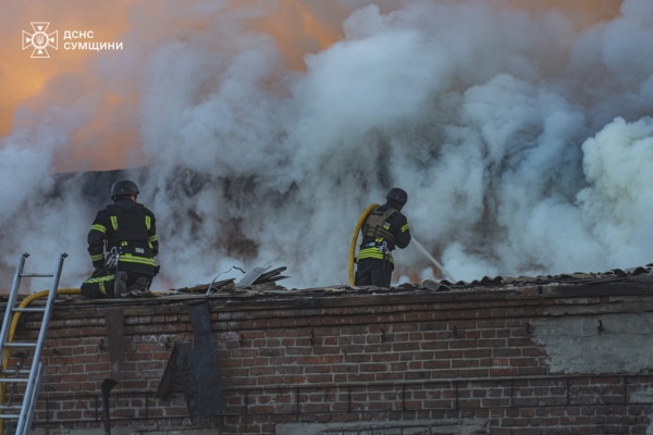 У Сумах рятувальники ліквідували масштабну пожежу, спричинену ворожою атакою | Суми та область