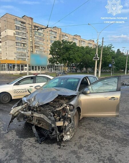 У Сумах внаслідок ДТП на перехресті постраждав водій Renault Megane | Суми та область