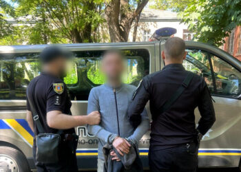 В Одессе мужчина в маршрутке ударил пассажира ножом и распылил ему в лицо газ: подробности инцидента