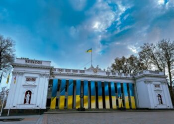 В Одессе со здания городского совета убрали государственные флаги: почему