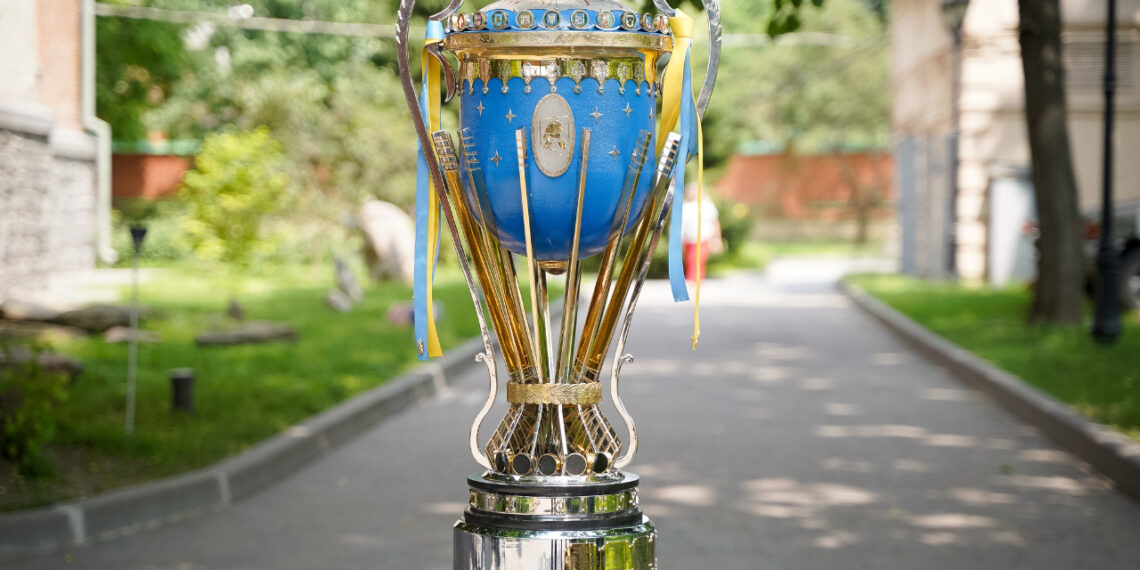 Кубок чемпіонів України з хокею який завоював ХК «Кременчук» виставлено в Полтавському краєзнавчому музеї • Хокей •