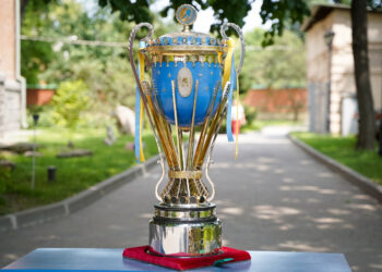 Кубок чемпіонів України з хокею який завоював ХК «Кременчук» виставлено в Полтавському краєзнавчому музеї • Хокей •