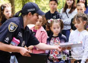 Подарунки та знайомство з жителями найкращого зоопарку: у Миколаєві ювенальні поліцейські організували дозвілля для дітей » Миколаївський Оглядач