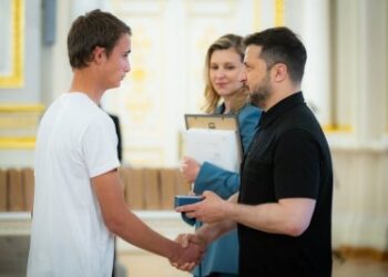 Президент України вручив Дмитру Амальському з Миколаївщини відзнаку «Майбутнє України» за порятунок молодшого брата під час пожежі » Миколаївський Оглядач