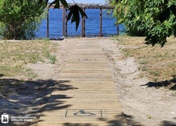 У Миколаєві для людей на кріслах колісних облаштували доріжку до спортмайданчика на пляжі » Миколаївський Оглядач