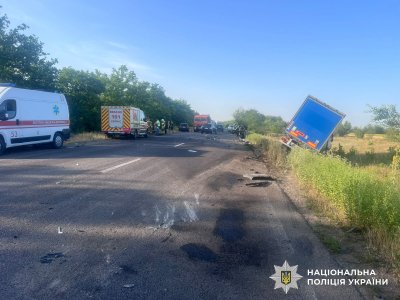 У Миколаївському районі внаслідок ДТП загинули троє людей, у тому числі неповнолітня: поліція працює на місці події » Миколаївський Оглядач