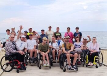Учасники фізкультурно-оздоровчого клубу людей з інвалідністью «ВІКТОРІЯ» відпочили на морському узбережжі » Миколаївський Оглядач