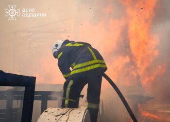 В Одессе вспыхнул пожар на пляже “Икра”: спасатели гасят пламя водой с моря