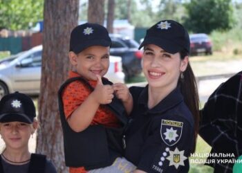 Навчаємо та підтримуємо – ювенальні поліцейські і рятувальники у мобільному класі безпеки навчали дітей-вимушених переселенців правил безпеки » Миколаївський Оглядач