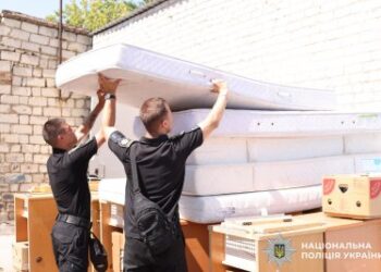 У Миколаєві поліцейські разом із громадською організацією передали гуманітарну допомогу пацієнтам міської лікарні » Миколаївський Оглядач