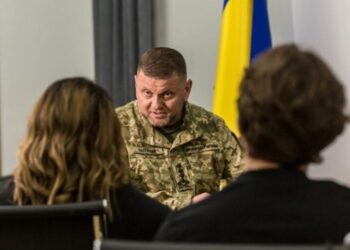 Залужний пояснив, чому ефективні наступальні дії наразі неможливі | Політика