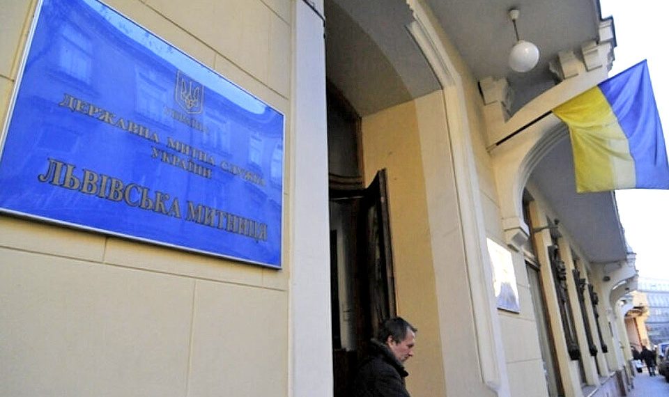 Екскерівник Львівської митниці поновився на посаді через суд –