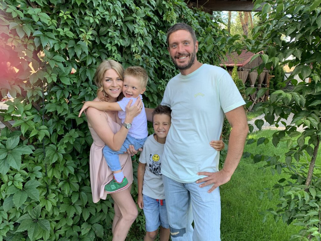 Яна Глущенко показала, як її зустрічають лелеки на даху двоповерхового будинку під Києвом