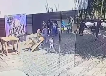 У Дніпрі на дитину впала інсталяція стільця і проломила дівчинці череп: дитина у комі