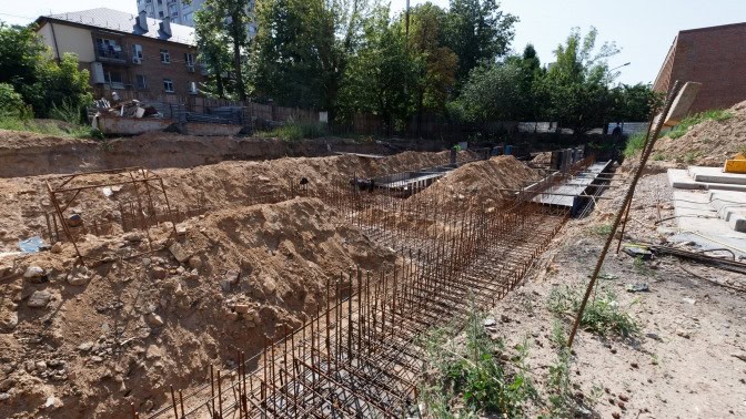 У Шевченківському районі Києва відновлюють будинок, зруйнований ракетним ударом у липні 2024 року