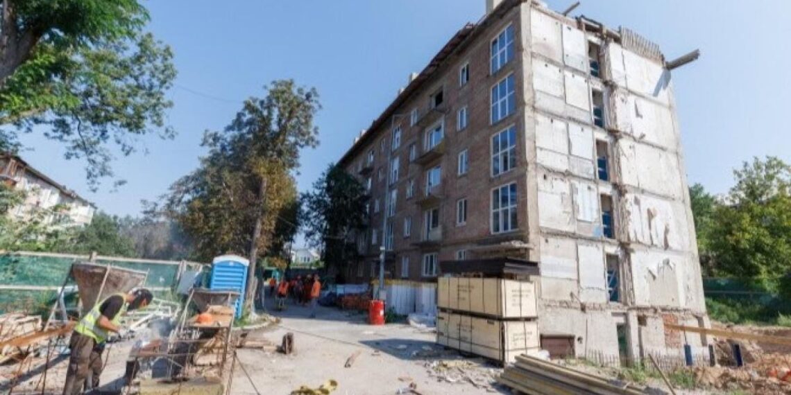 У Шевченківському районі Києва відновлюють будинок, зруйнований ракетним ударом у липні 2024 року  |