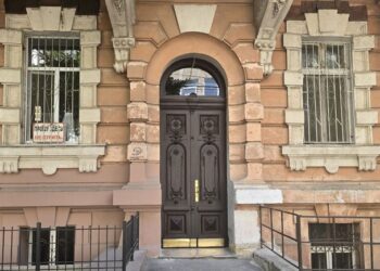 В Одессе возобновили парадную дверь в доме Амбеликопуло: фотоотчет