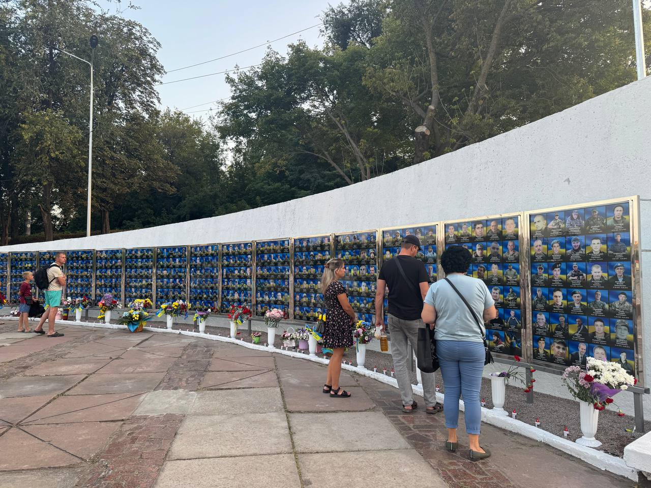 стіна памʼяті у Камʼянському 