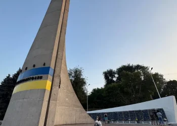 На монументі Визволителям у Кам’янському відкрили Стіну пам’яті загиблих захисників